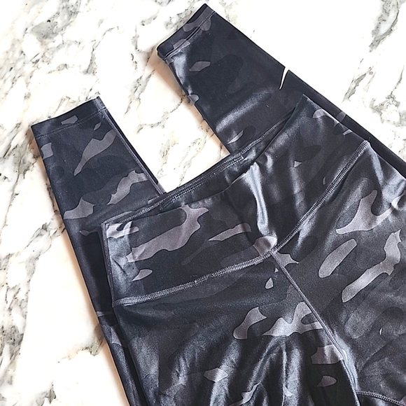 Nike Dri-FIT One Mid-Rise Camo Leggings Women's size - Picture 3 of 10
